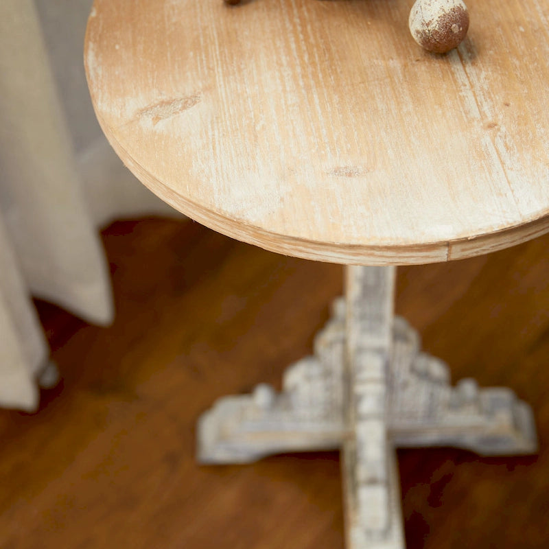 Mesa auxiliar redonda con acento de madera blanca y gris, base en X con detalles florales tallados, 1 persona