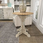 Mesa auxiliar redonda con acento de madera blanca y gris, base en X con detalles florales tallados, 1 persona