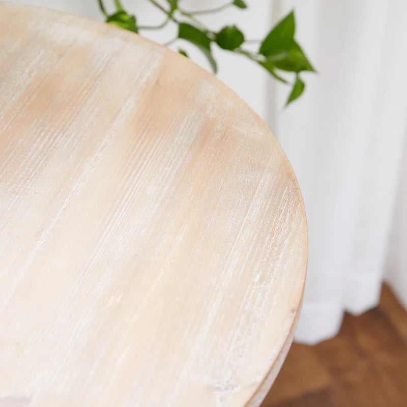 Mesa auxiliar redonda con acento de madera blanca y gris, base en X con detalles florales tallados, 1 persona